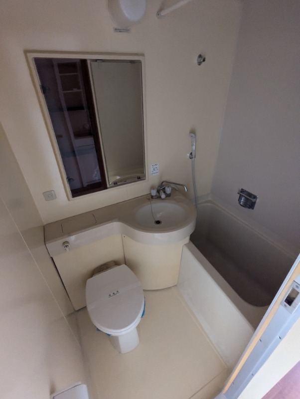 トイレ　落ち着いた色調のトイレです