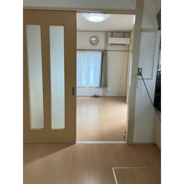 居室・リビング　カーテン、照明器具、冷蔵庫、エアコンは残置物です