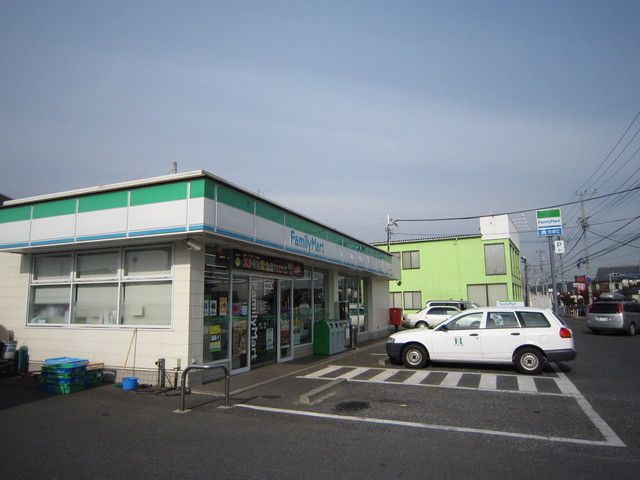 コンビニ　ファミリーマート（コンビニ）まで750m