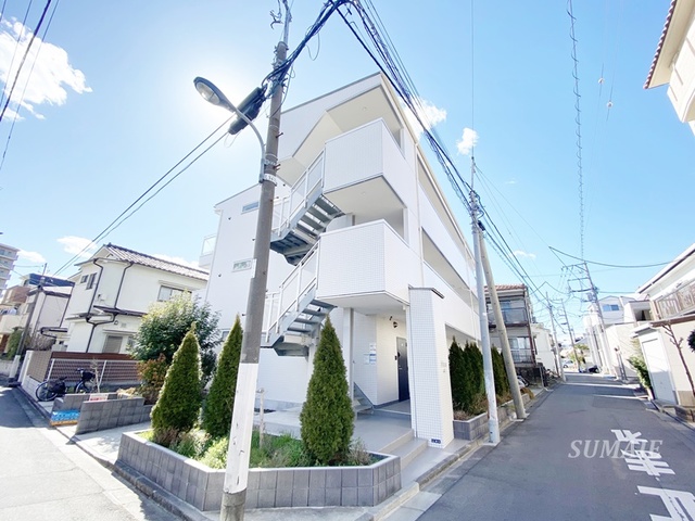 建物外観　鉄構造の3階建て☆
