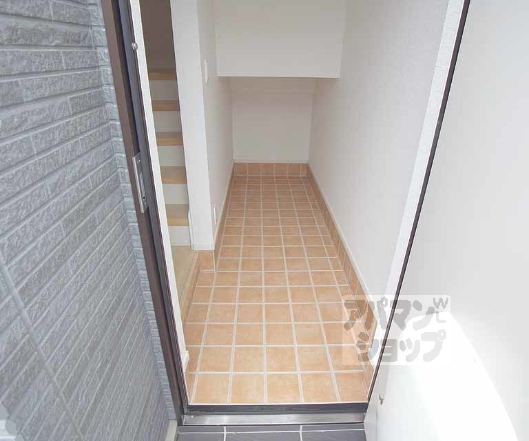 玄関　玄関奥にはちょっとしたスペースがあります。