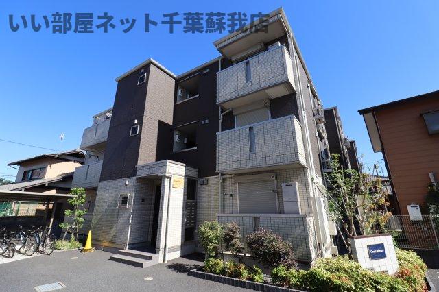 建物外観　白と黒のコントラストがおしゃれな外観です！！