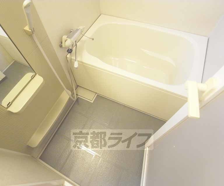 バス・シャワールーム　清潔感のあるお風呂です