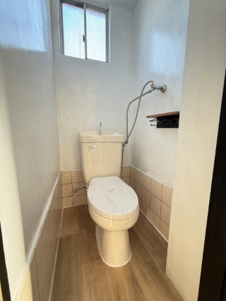 トイレ　嬉しいバストイレ別！窓があるので空気の入れ替えができます。