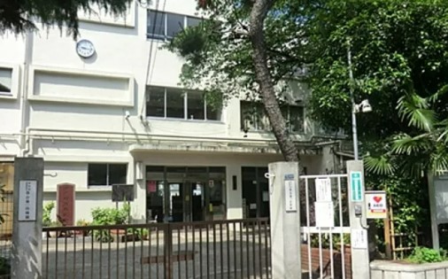 小学校　新宿区立落合第一小学校（小学校）まで718m