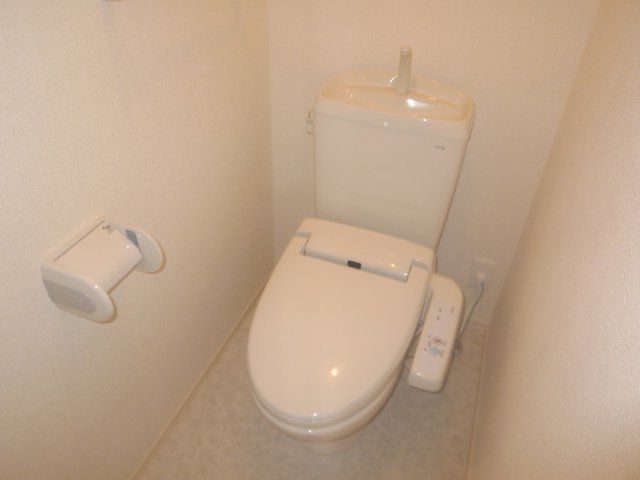 トイレ　温水洗浄便座付のトイレです。