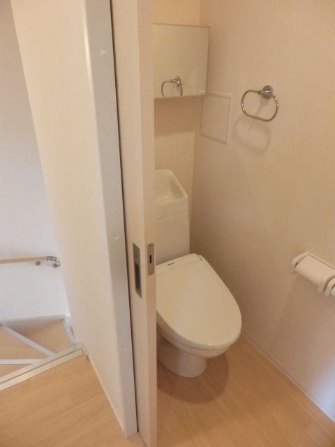 トイレ　洗浄機能付きです。