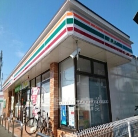 コンビニ　セブンイレブン　堺八田西町店（コンビニ）まで557m