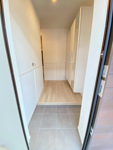 玄関　※同タイプの写真となります。