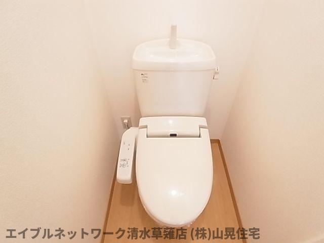 トイレ　落ち着いた色調のトイレです