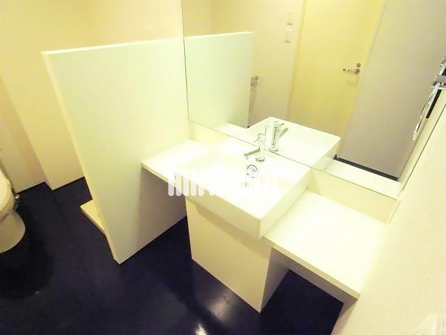 洗面設備　大きな鏡で身支度できます。空間も広く感じますよ。