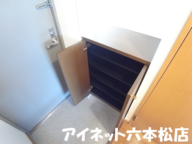 玄関　玄関収納もございます。