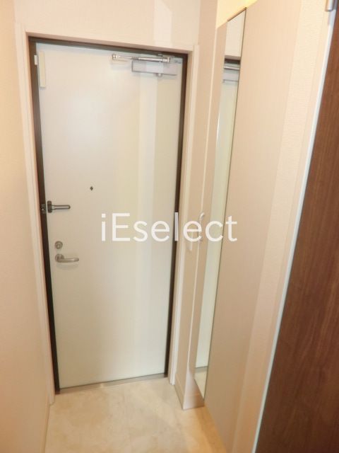 玄関　鏡付きで身だしなみもバッチリ