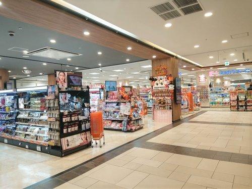 ドラックストア　ココカラファイン 神戸ハーバーランドｕｍｉｅ店（ドラッグストア）まで856m