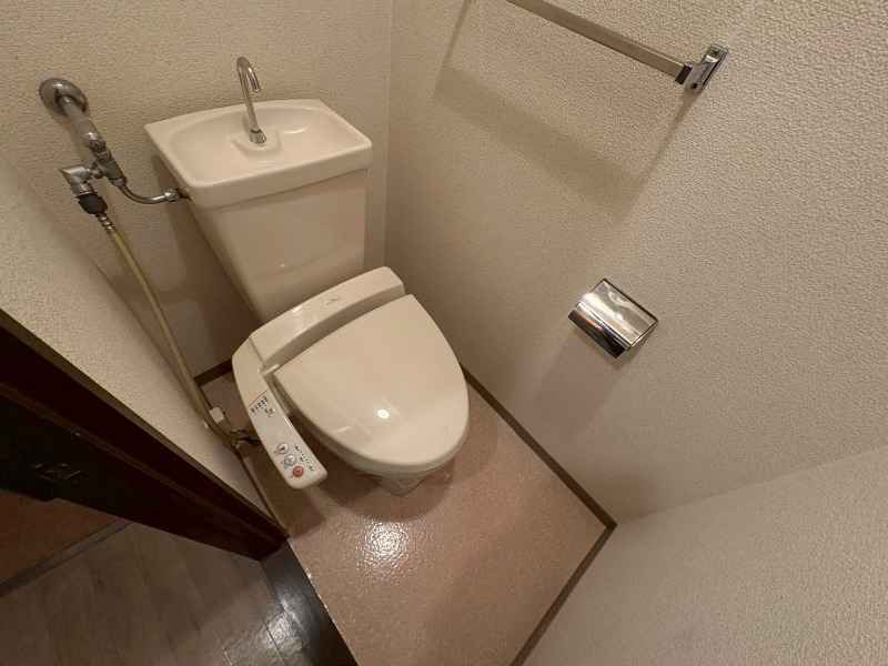 トイレ　こちらはトイレです。清潔感があり、安心して使用できます。