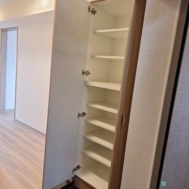 玄関　下足入