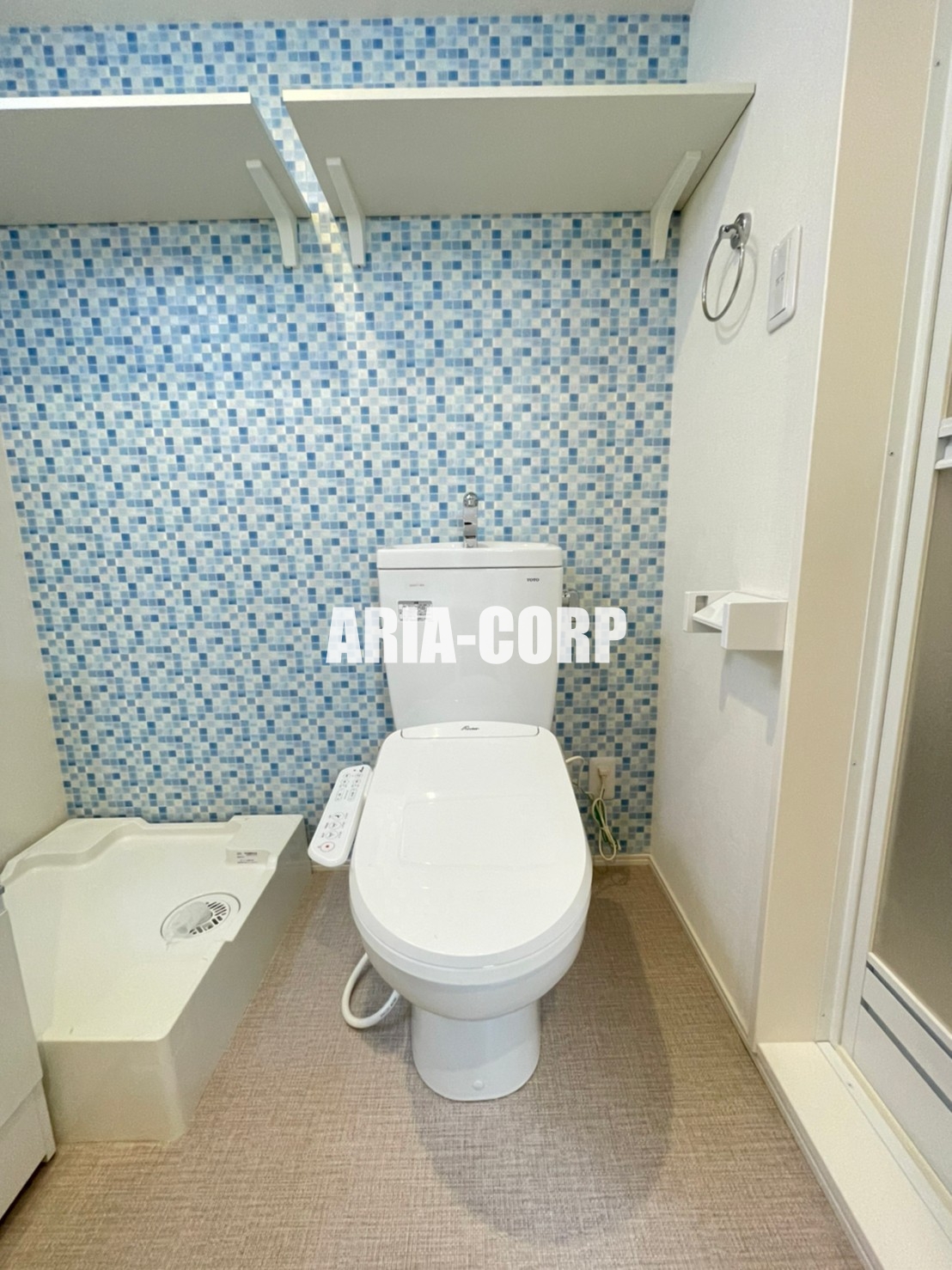 トイレ　ウォシュレット付きWC。上部には便利な棚がございます！