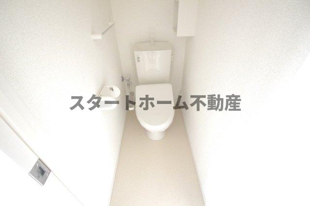 トイレ　落ち着いた色調のトイレです