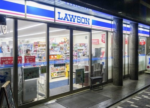 コンビニ　ローソン 築地六丁目店（コンビニ）まで215m