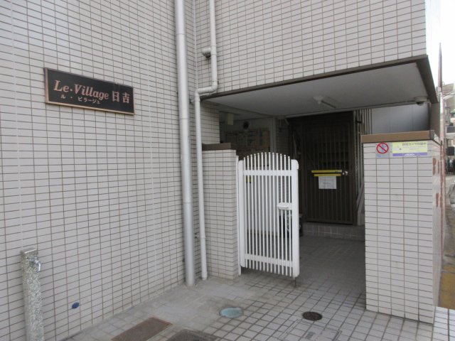 エントランス　別部屋の参考写真になります