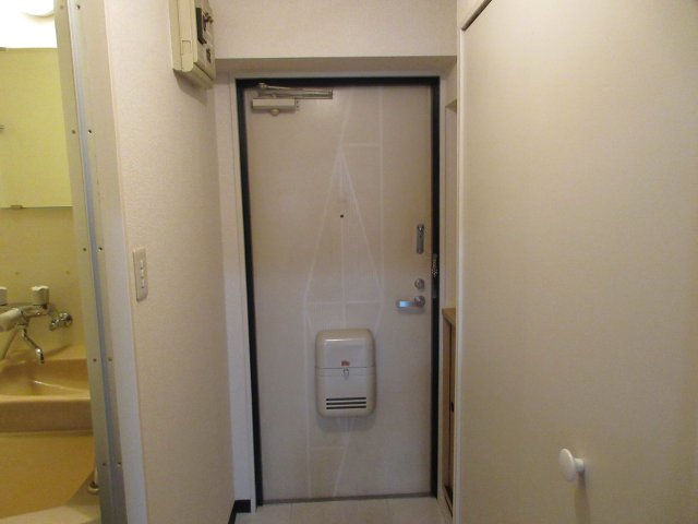 玄関　別部屋の参考写真になります