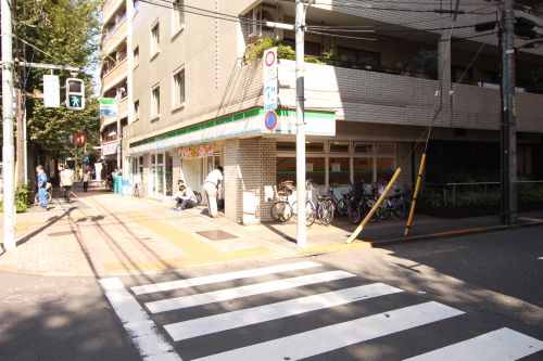 コンビニ　ファミリーマート西池袋店（コンビニ）まで217m