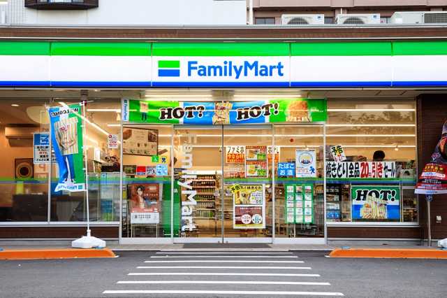 コンビニ　ファミリーマート　経堂北店（コンビニ）まで215m