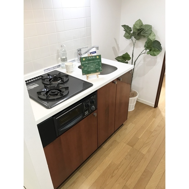 キッチン　家具・調度品等は配置例です。実際の賃貸住居には含まれません。