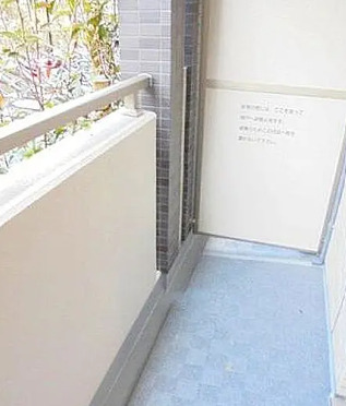 バルコニー　別部屋の画像を使用しております。