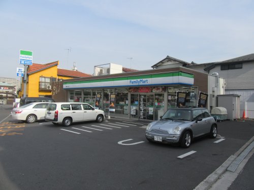 コンビニ　ファミリーマート（コンビニ）まで320m