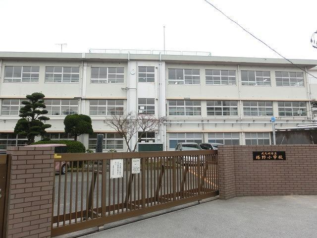 小学校　塔野小学校（小学校）まで720m