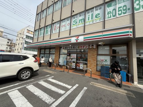 コンビニ　セブンイレブン四日市鵜の森1丁目店（コンビニ）まで86m