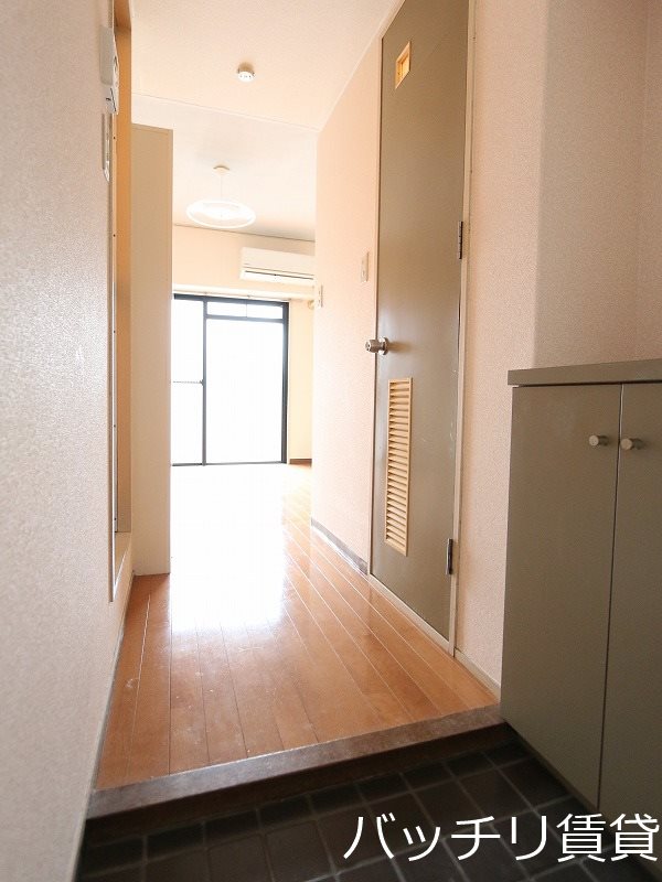 玄関　別号室タイプの為、現状を優先致します。