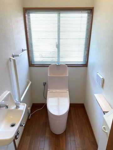 トイレ　ゆったり広めのトイレ・温水洗浄便座機能付き