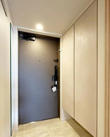 玄関　写真は同タイプ住居です。