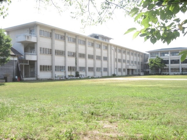 中学校　西中学校（中学校）まで350m