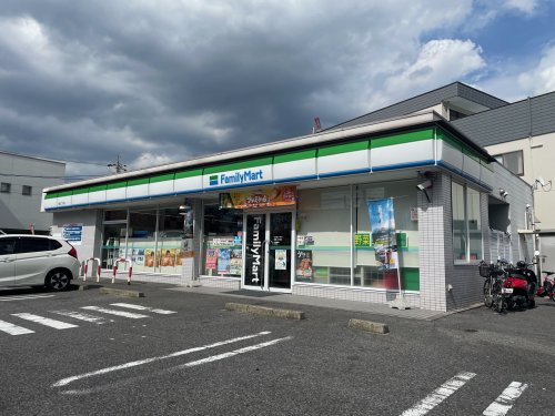 コンビニ　ファミリーマート 城西二丁目店（コンビニ）まで118m