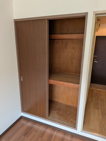 収納　お洋服もたくさんしまえます