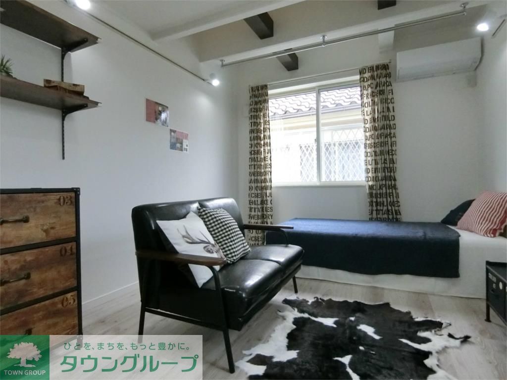 建物外観　白い木目調のフローリングに、梁（はり）や飾り棚がアクセント…