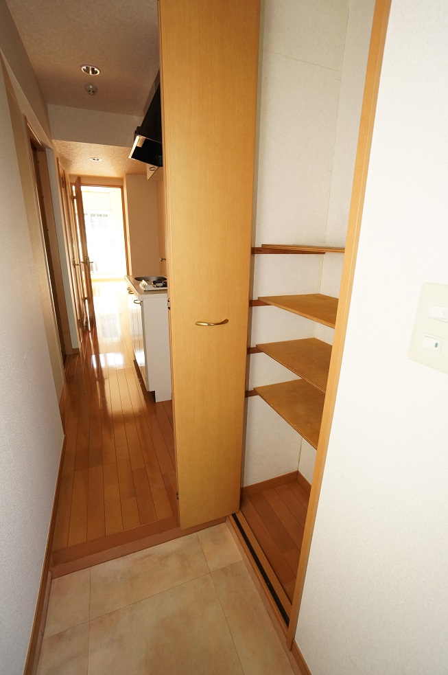 玄関　他階の写真になります。