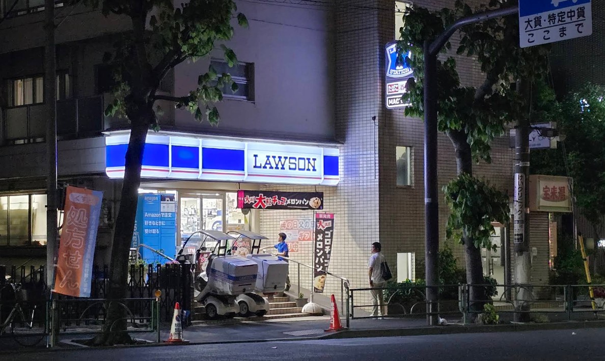 コンビニ　ローソン天現寺店（コンビニ）まで196m