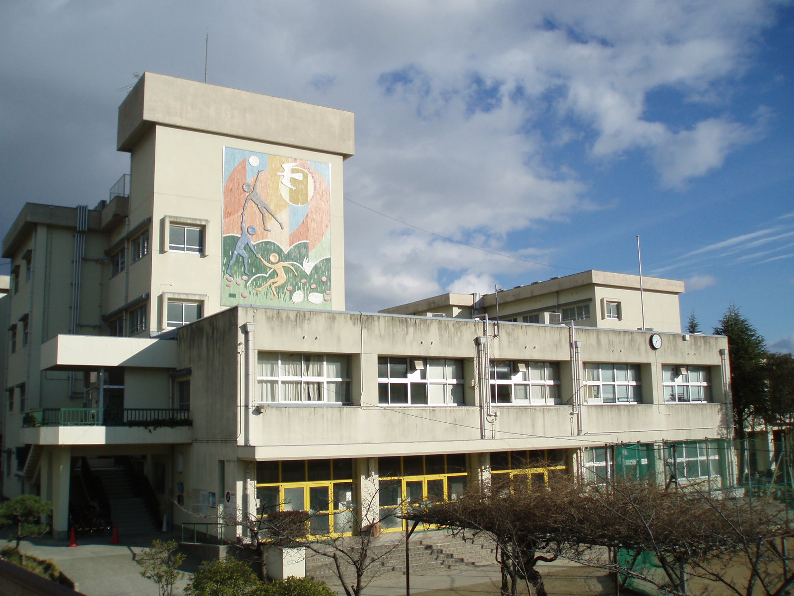 小学校　豊中市立 泉丘小学校（小学校）まで155m