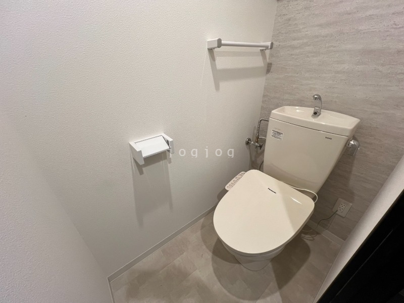 トイレ　嬉しい温水洗浄便座付きのトイレです。