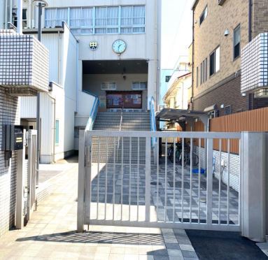 中学校　深川第六中学校（中学校）まで371m
