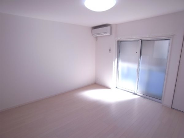 その他部屋・スペース　日当たり良好で明るいお部屋です。