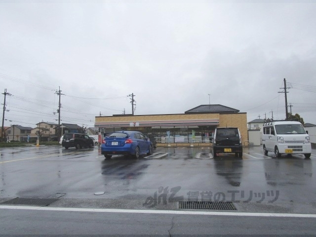 コンビニ　セブンイレブン滋賀新旭店（コンビニ）まで590m