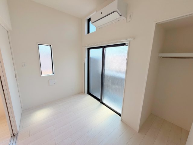 その他部屋・スペース　ゆとりのあるベッドルームで快適な睡眠をとってくださいね。