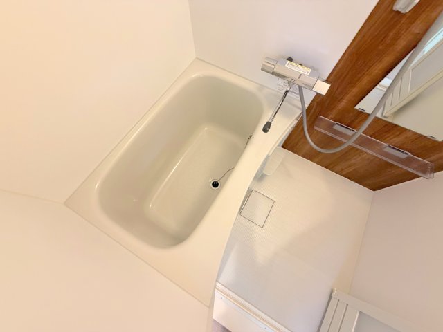 バス・シャワールーム　広めのお風呂は一日の疲れを癒してくれます。