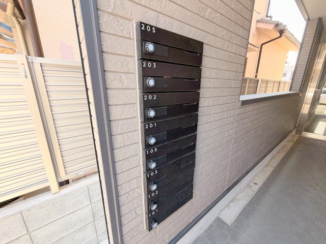 ロビー　ロビーにある各部屋毎のメールボックス。