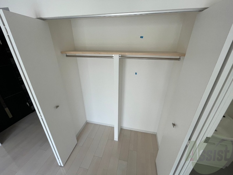 収納　クローゼットを開けてみました。奥行きがありますね。